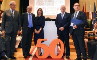 del rector de la Universidade de Santiago, Juan Viaño Rey; el conselleiro de Facenda, Valeriano Martínez García; los ex presidentes de la Xunta de Galicia, Fernando González Laxe y Emilio Pérez Touriño; y la decana de la Facultad de Ciencias Económicas y Empresariales, Emilia Vázquez Rozas.