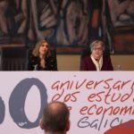 Emilia Vázquez y Carmen Guisán en la clausura del 50 aniversario de estudios de economía e empresa en Galicia.