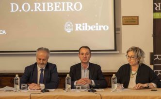 Presentación Premios Ribeiro Hostal Reis Católicos (Julio Castro, Juan Manuel Casares, Rosa Vilas) en Santiago