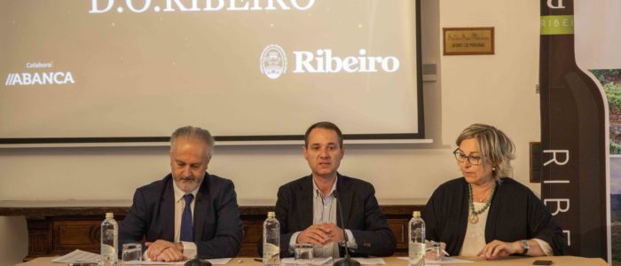 Presentación Premios Ribeiro Hostal Reis Católicos (Julio Castro, Juan Manuel Casares, Rosa Vilas) en Santiago