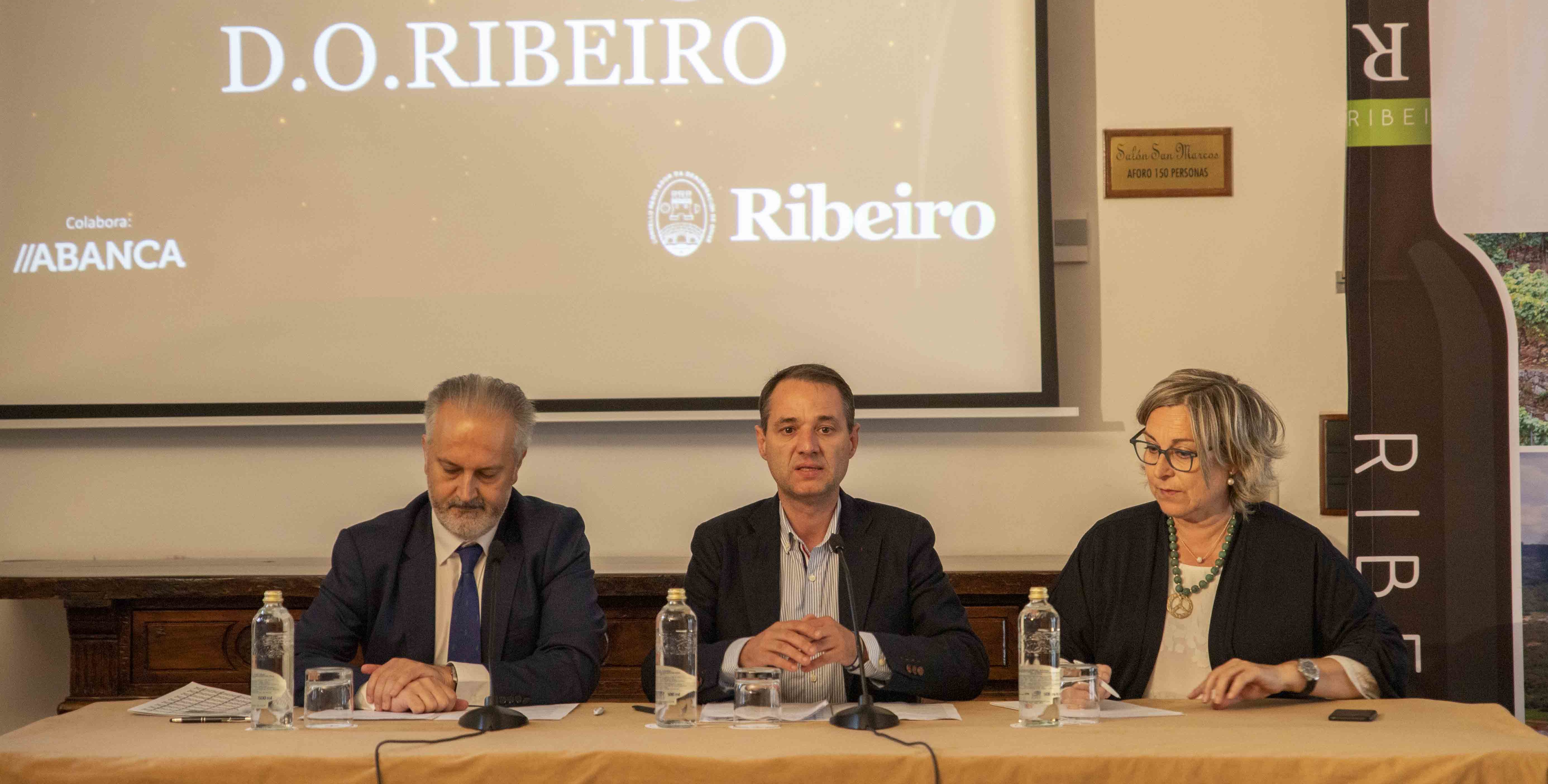 Presentación Premios Ribeiro Hostal Reis Católicos (Julio Castro, Juan Manuel Casares, Rosa Vilas) en Santiago